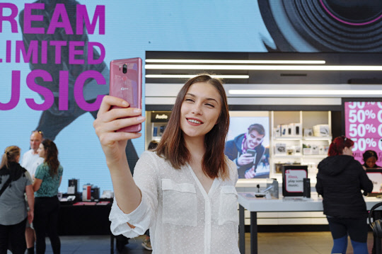 LG전자가 현지시간 1일 전략 스마트폰 LG G7 씽큐를 미국 버라이즌, T모바일, 스프린트, US셀룰러 등과 캐나다 벨, 로저스, 텔러스 등 북미 주요 이동통신사를 통해 출시했다.  미국 뉴욕의 이동통신사 매장에서 LG전자 모델이 얇고 가벼운 디자인으로 한 손으로도 편리하게 사용할 수 있는 LG G 씽큐를 소개하고 있다. <LG전자 제공>
